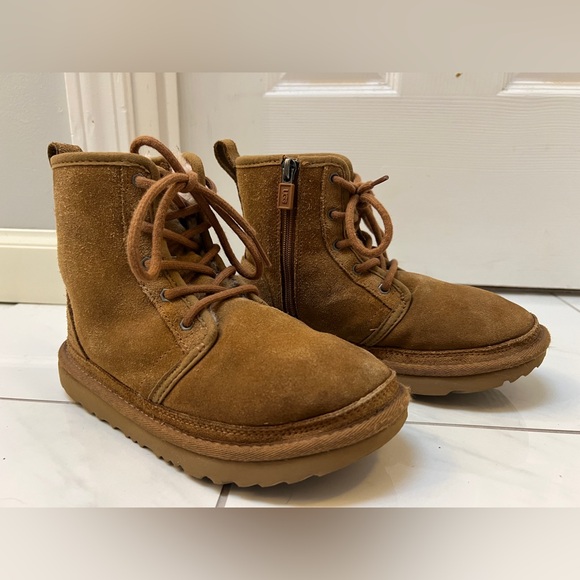 UGG Kids Neumel II Suede Boots Size 2 - Picture 2 of 9